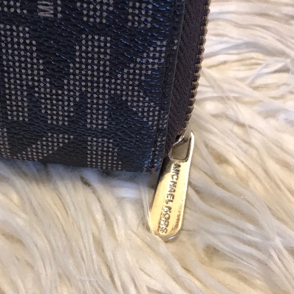 Michael Kors zip around wallet - Picture 6 of 7